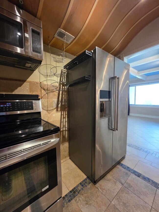 Building Photo - 201 S Lakeside Dr