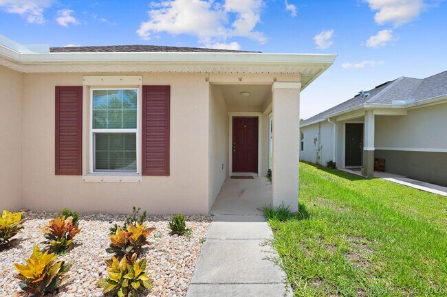 Building Photo - 5870 NW Pine Trail Cir