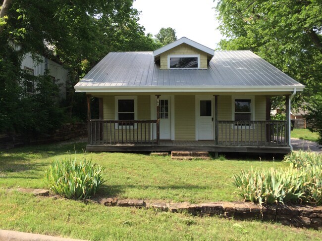 House facing South - 160 E Meadow St