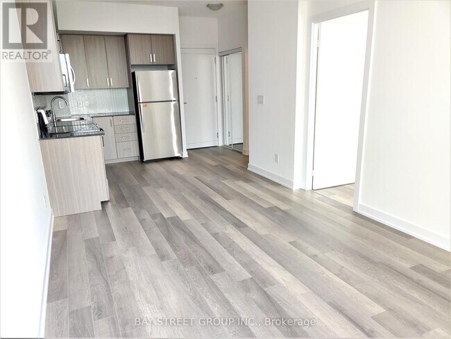 Photo du bâtiment - 1603 Eglinton Ave W