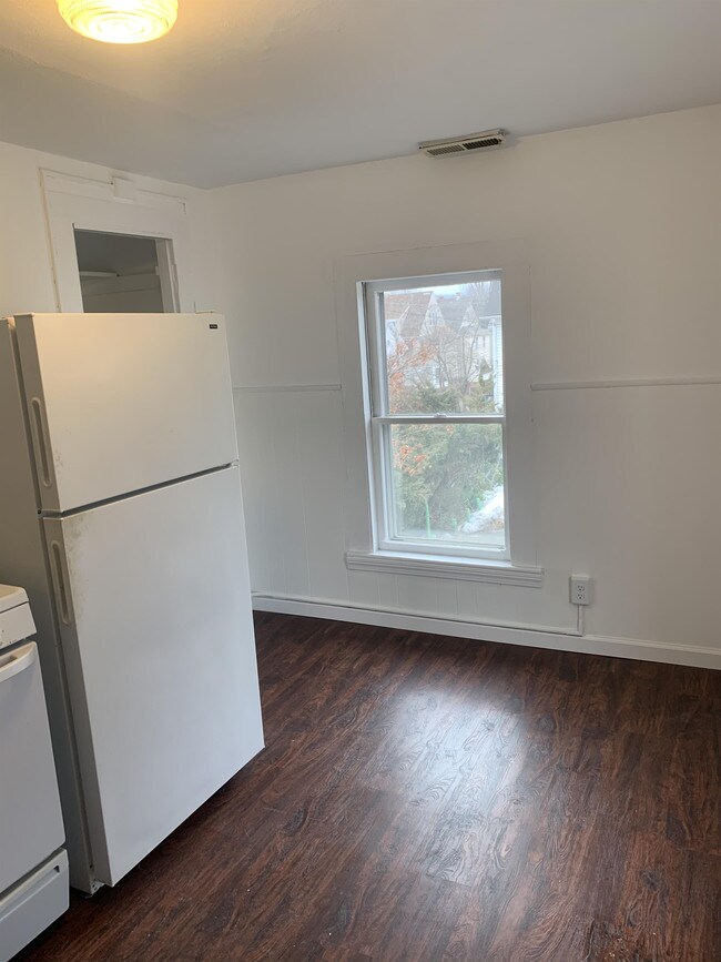 Building Photo - 36 Lewis St