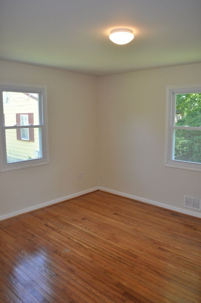 Building Photo - Perfect House for UMD Students -- Very Clo...
