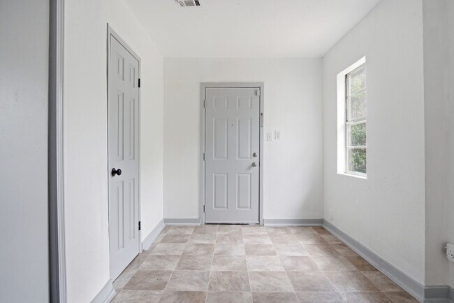 Foto del edificio - 2228 SW Grand Blvd