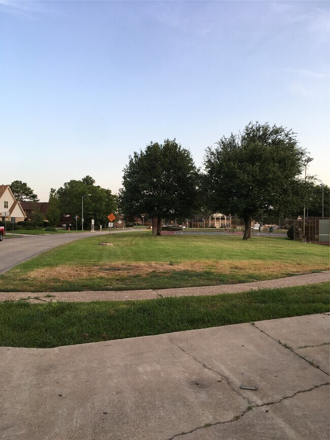 Foto del edificio - 3010 Beecave Dr