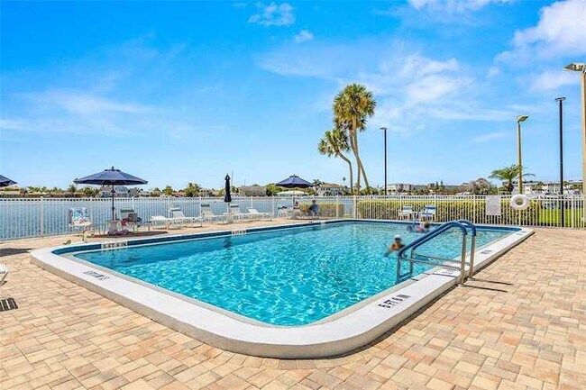 Piscina - 420 64th Ave