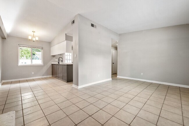 Foto del edificio - Newly Updated Duplex Unit- Application Fee...