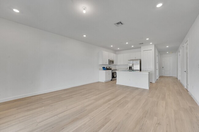 Foto del edificio - 6436 Seabright Ter