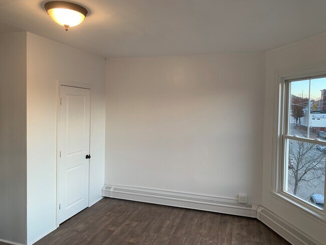 Building Photo - 319 Valley St