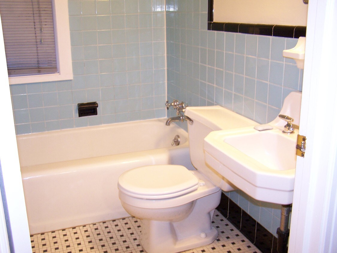 Foto principal - 47 Quaker Ln S