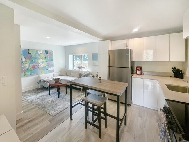 Foto del edificio - Studio Apartment on Wellington in Breck!  Utilities included.  Year Lease