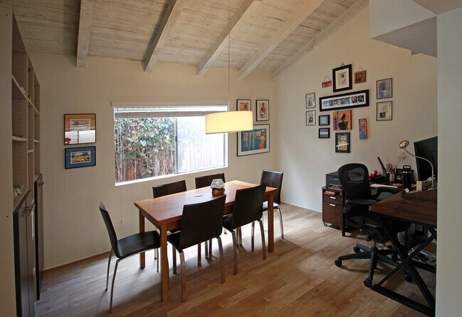 Altos de madera abovedados con vigas de techo, una sala de comedor - 431 Carnation Ave