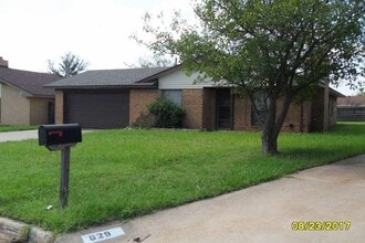 Building Photo - 831 SE Lomond Ln