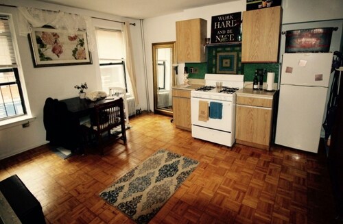 Building Photo - 454 E 11th St