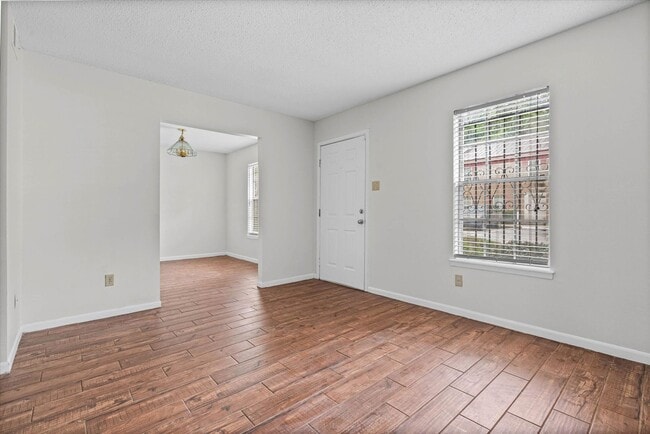 Foto del edificio - UPCOMING LISTING JAMESTOWNE CONDOMINIUMS