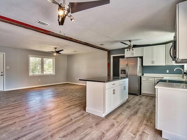 Building Photo - 3 Bedroom Home with pool in Destin on Kelly Street!