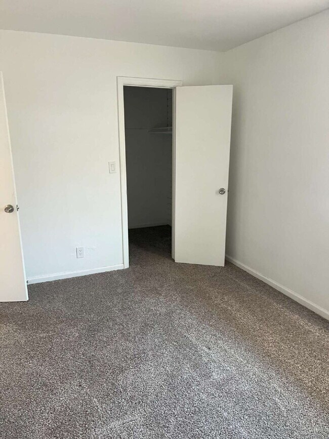 Building Photo - Great Location Near GCU – Newer A/C and Ea...