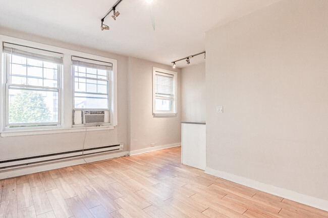 Building Photo - 511 W Belmont Ave