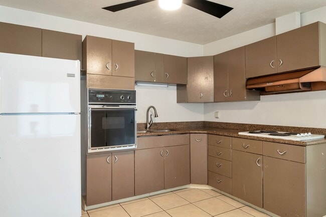 Building Photo - 3 Bed - 1 Bath Home in Sunset - Huge Yard ...
