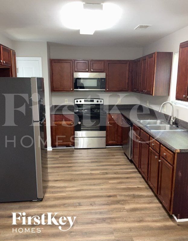 Building Photo - 380 Pine Tree Dr