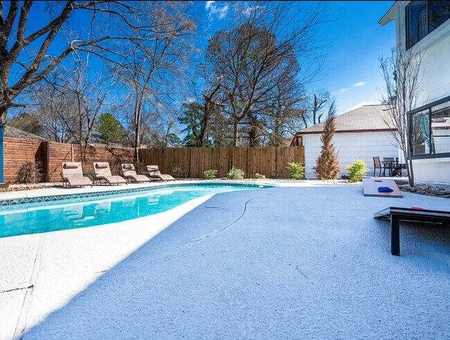 Foto del edificio - 5006 Deer Point Dr