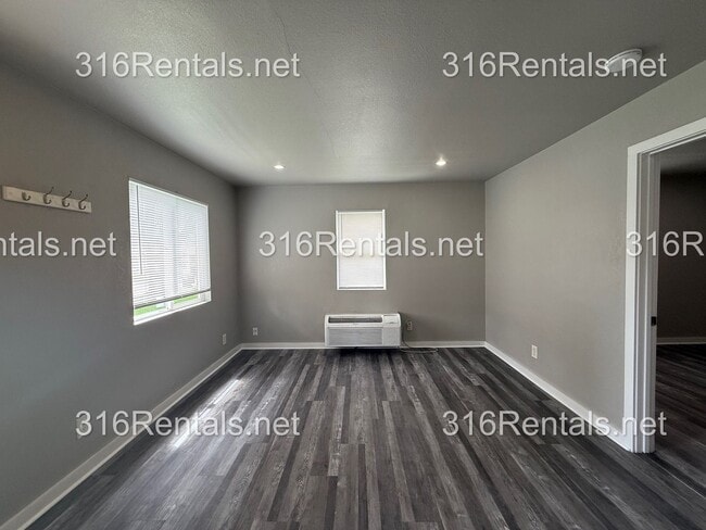 Building Photo - $595 - Available NOW! Beautiful 1 bedroom/ 1 bathroom Duplex