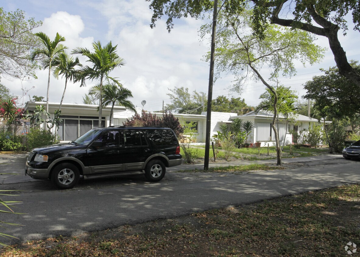 Foto del edificio - 795-799 NE 121st St
