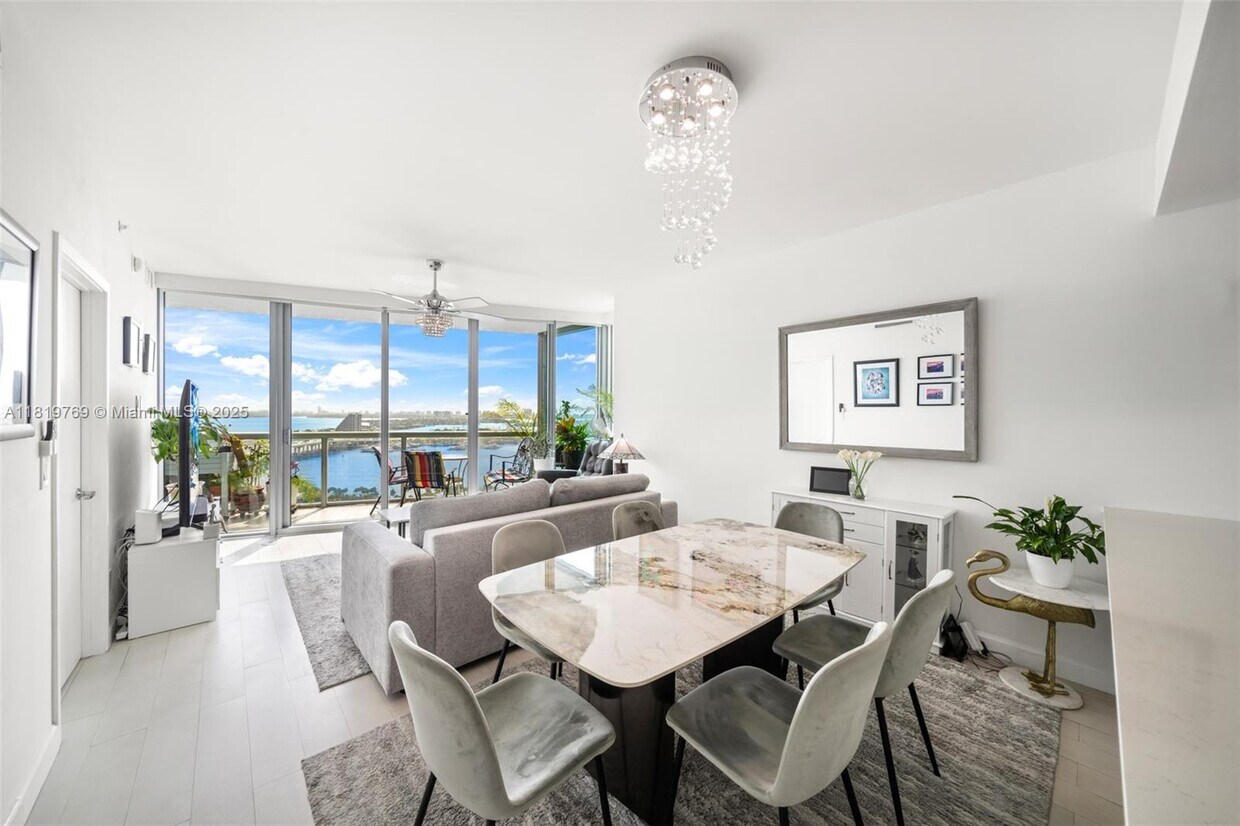 Primary Photo - 888 Biscayne Blvd