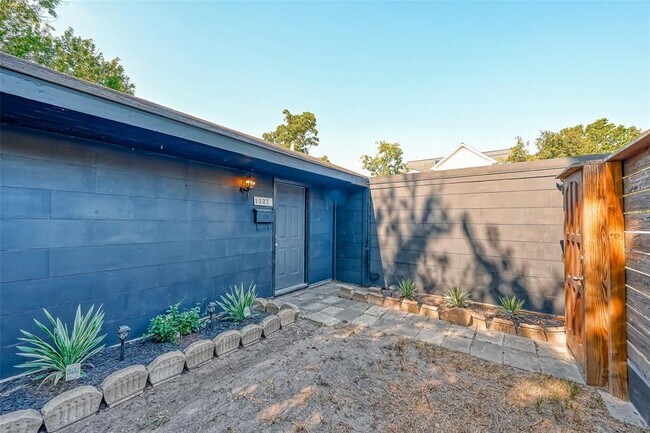 Building Photo - 1127 Du Barry Ln