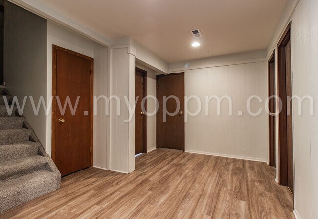 Foto del edificio - Gorgeous 3 Bedroom / 1 Bathroom Duplex | Gretna