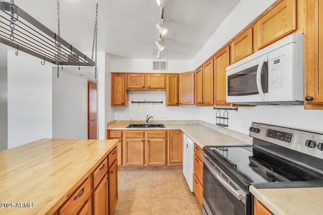 Building Photo - 1526 W Huntington Dr