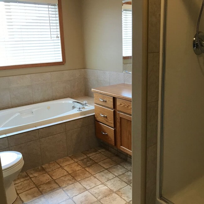 Building Photo - 4 Bed 2 Bath Unit in Red Deer, AB