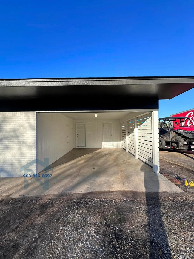 Building Photo - 102 S Wills St