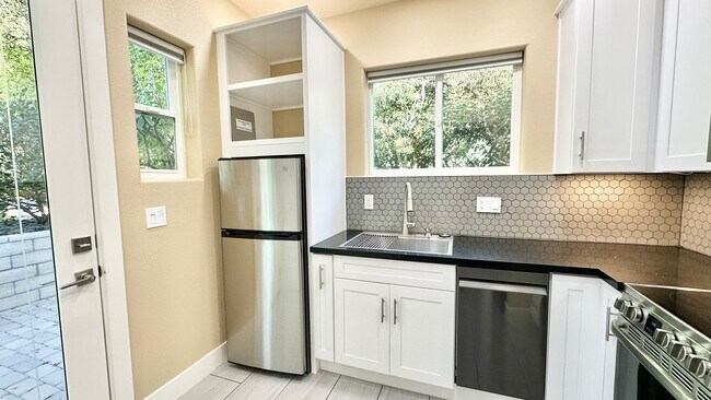 Foto del edificio - Immaculate and Beautiful Attached JADU Construction Guest Home on Lovely, Gated Private Property!