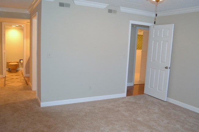 Building Photo - 4328 Lakeshore Ln