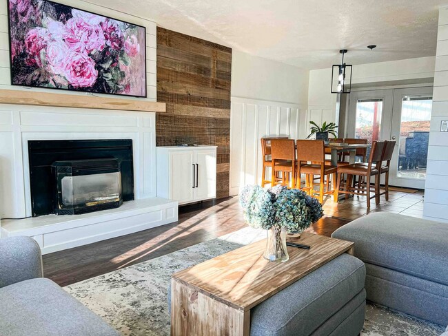 Building Photo - Split Level Roseburg 3 bedroom home with b...