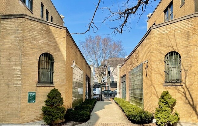Building Photo - 1619 W Belmont Ave