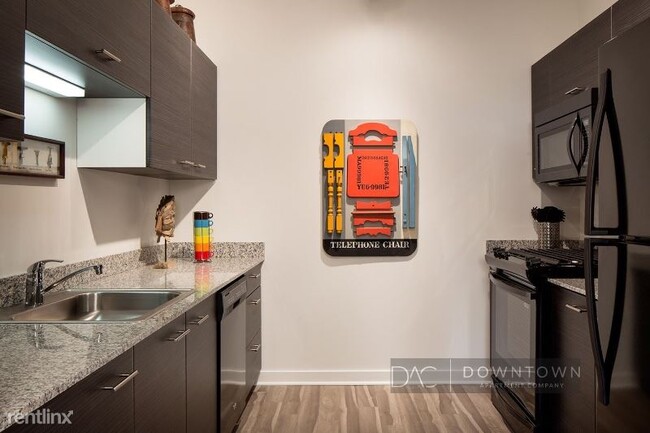 Building Photo - 1 br, 1 bath Apartment - 721 N La Salle St