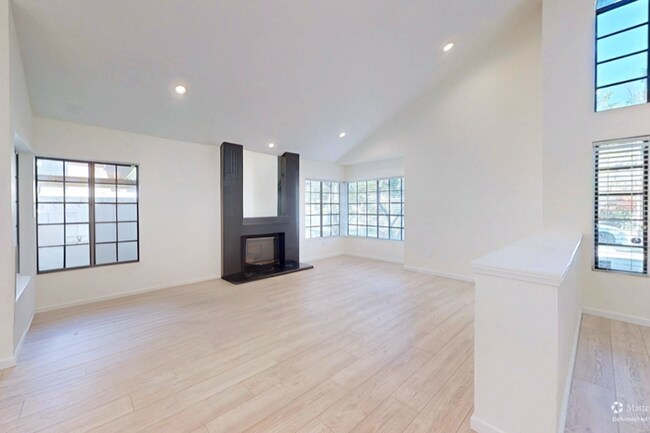 Foto del edificio - 5813 Serrania Ave