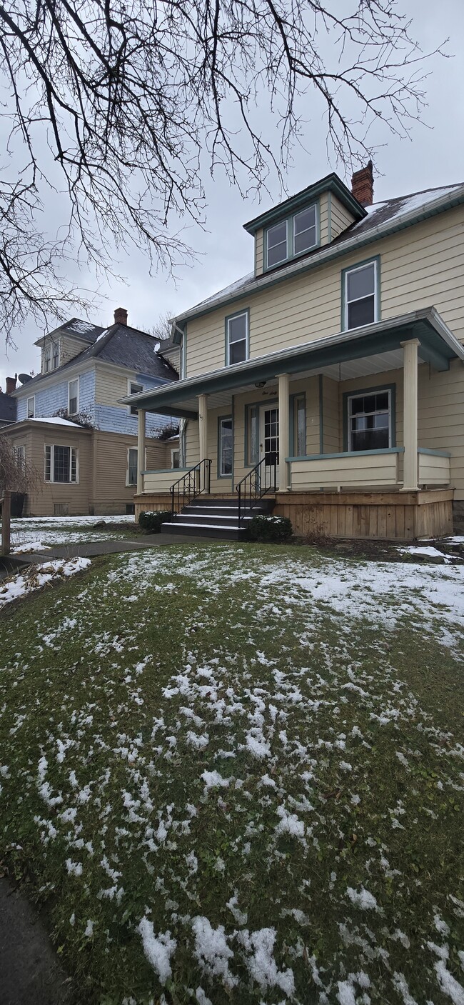 Building Photo - 161 Thayer St