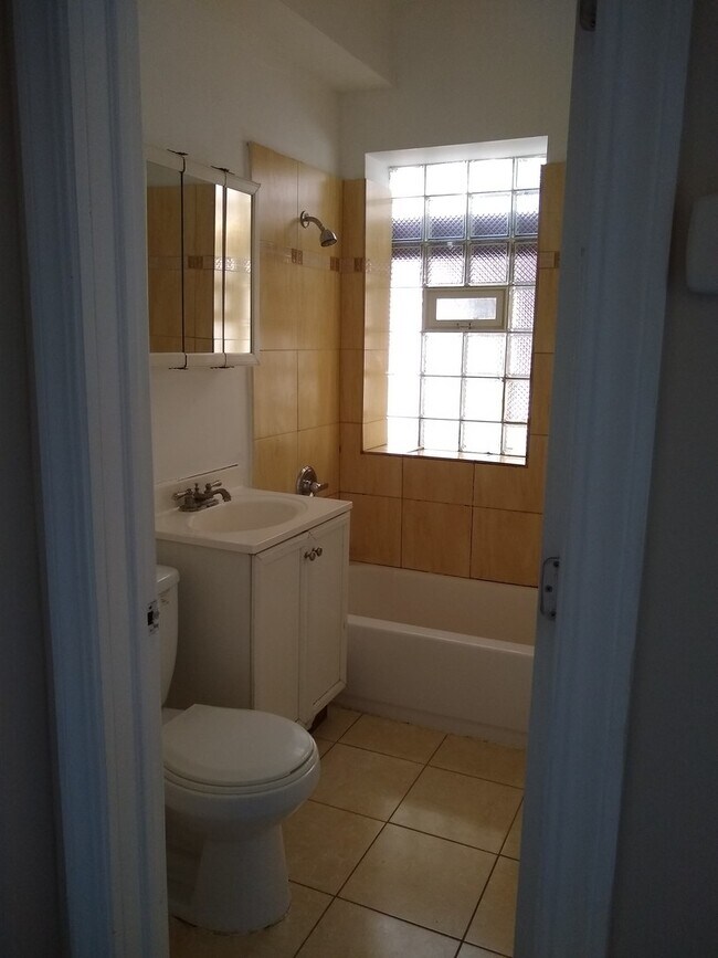 Foto del edificio - 2-Bed/ 1-Bath Condo for Rent in North Rogers Park