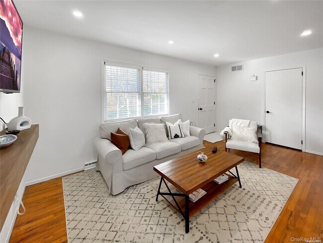 Foto del edificio - 18 Old Riverhead Rd