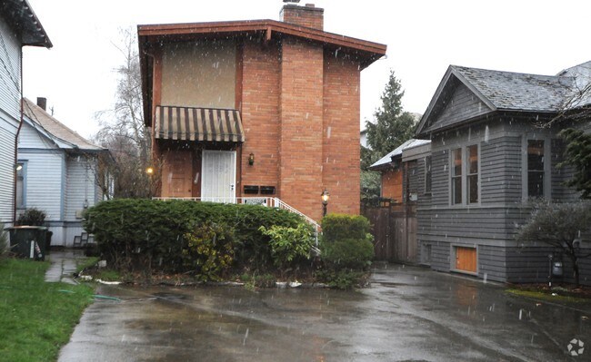Building Photo - 120-126 10th Ave E