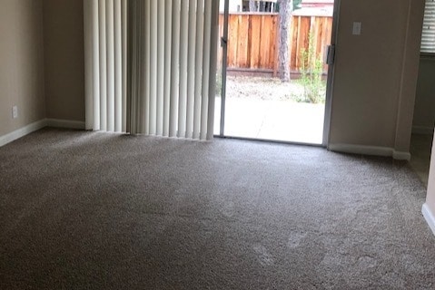 living room and yard - Northlake Ambassador Apartments