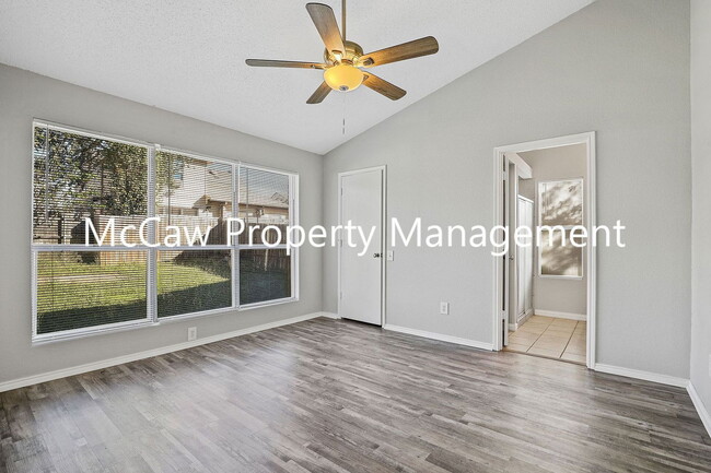 Foto del edificio - 3801 Huckleberry Dr