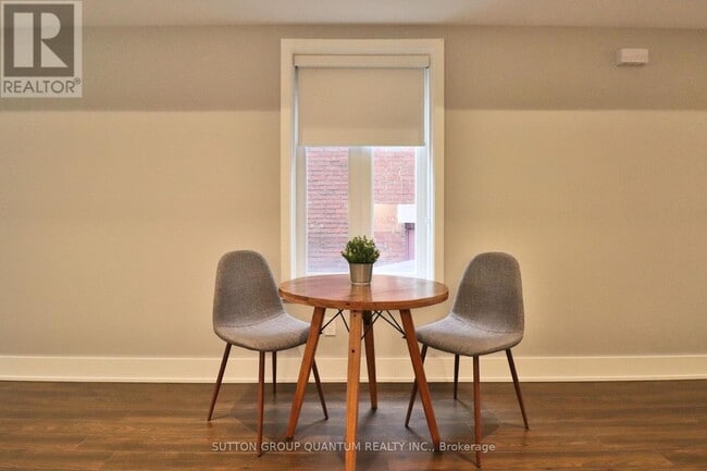 Photo du bâtiment - 35 Cloverdale Rd