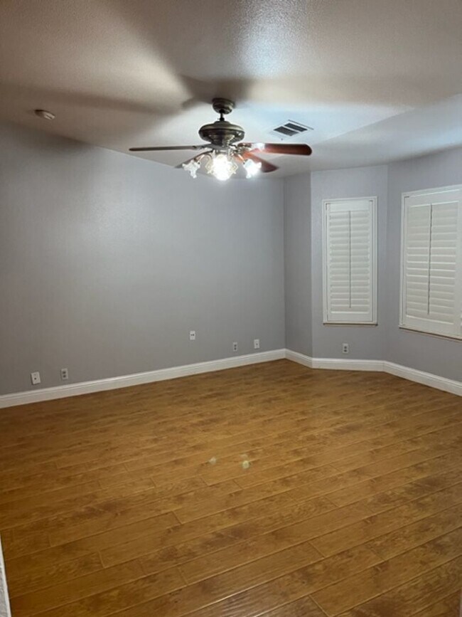 Building Photo - Nice home close to shopping and gas stations