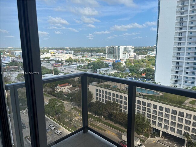Foto del edificio - 600 NE 36th St