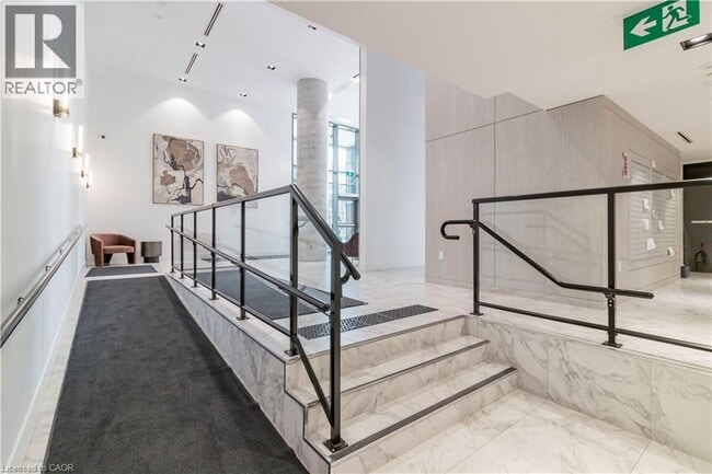 Photo du bâtiment - 5 Wellington St S