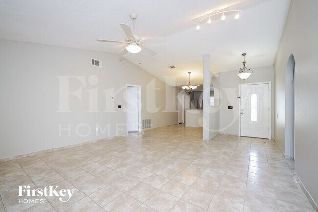 Building Photo - 585 Koala Dr