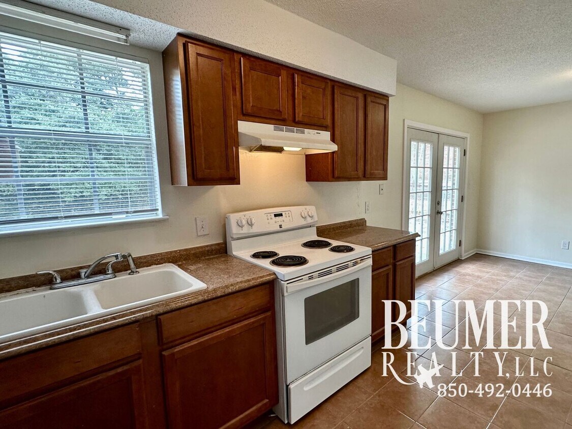 Foto principal - Coastal Living in Charming Innerarity Point